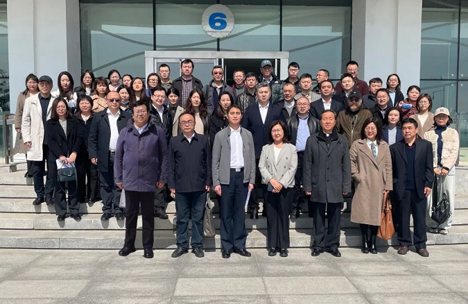 改尺寸-城鄉(xiāng)規(guī)劃學(xué)會(huì)合影留念.jpg 改尺寸-城鄉(xiāng)規(guī)劃學(xué)會(huì)合影留念.jpg